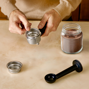 Απεικονίζεται η χρήση προαλεσμένου καφέ.